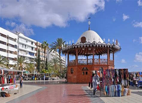 gente de zona arrecife|Qué ver en Arrecife en un día: la coqueta capital de Lanzarote.